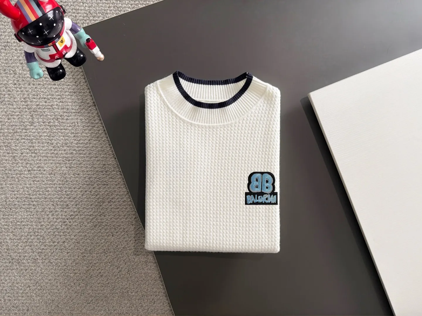 Next day shipping P195 Balenciaga high quality 2026 autumn and winter official website latest sweater, on sale at the same time at the counter Hot Sale! Specially made of wool blended fabric. It feels comfortable and can be directly in contact with the skin. The logo badge is exquisitely embroidered, which is extremely eye-catching! The details highlight the fashionable charm of big brands. Exquisite workmanship. Three-dimensional cutting style. The wearing effect is invincible and handsome! All three standards are complete! Sizes:M-3XL